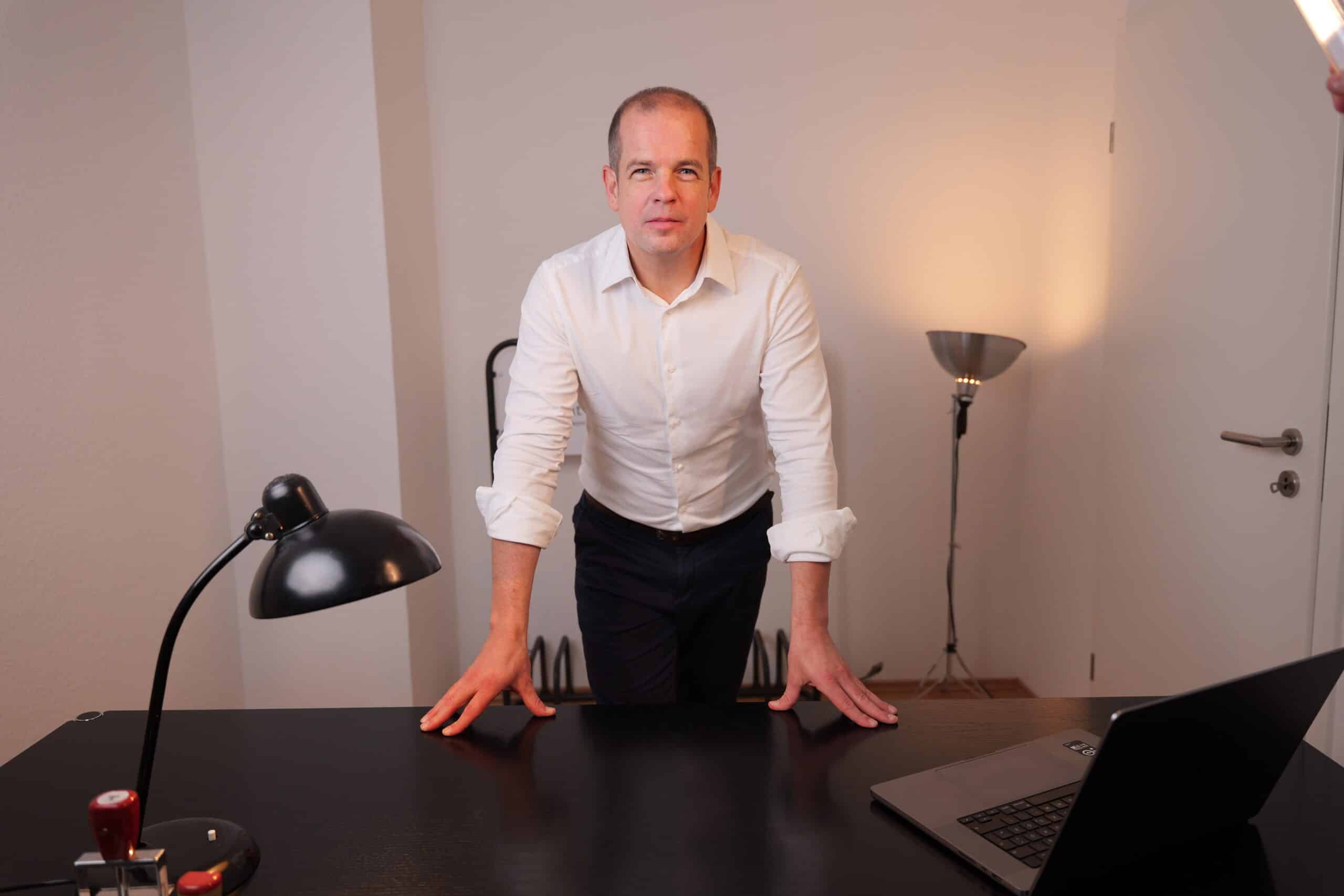 Porträt von Prof. Dr. Frank Tapella